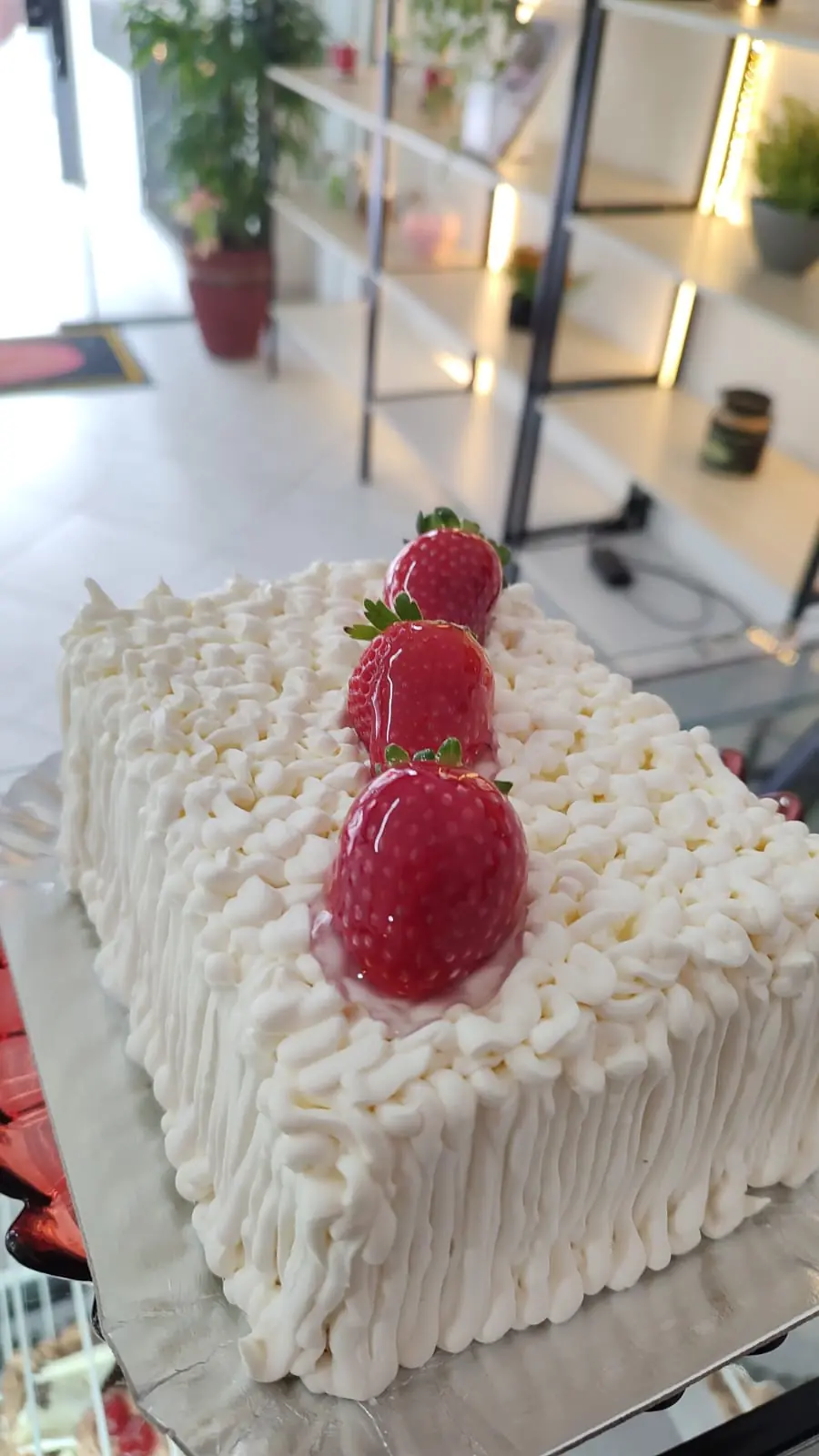 Bolo de festa com chantilly e morangos