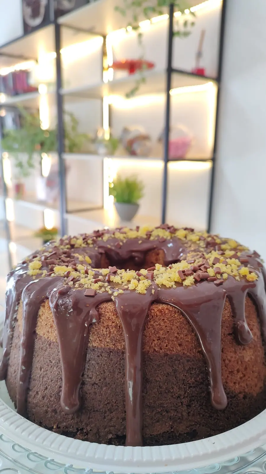 Bolo caseiro com cobertura de chocolate
