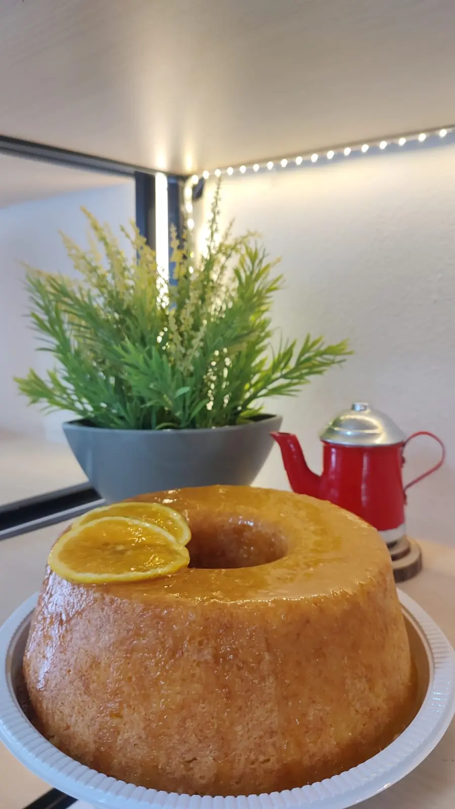Bolo de laranja com rodelas de laranja