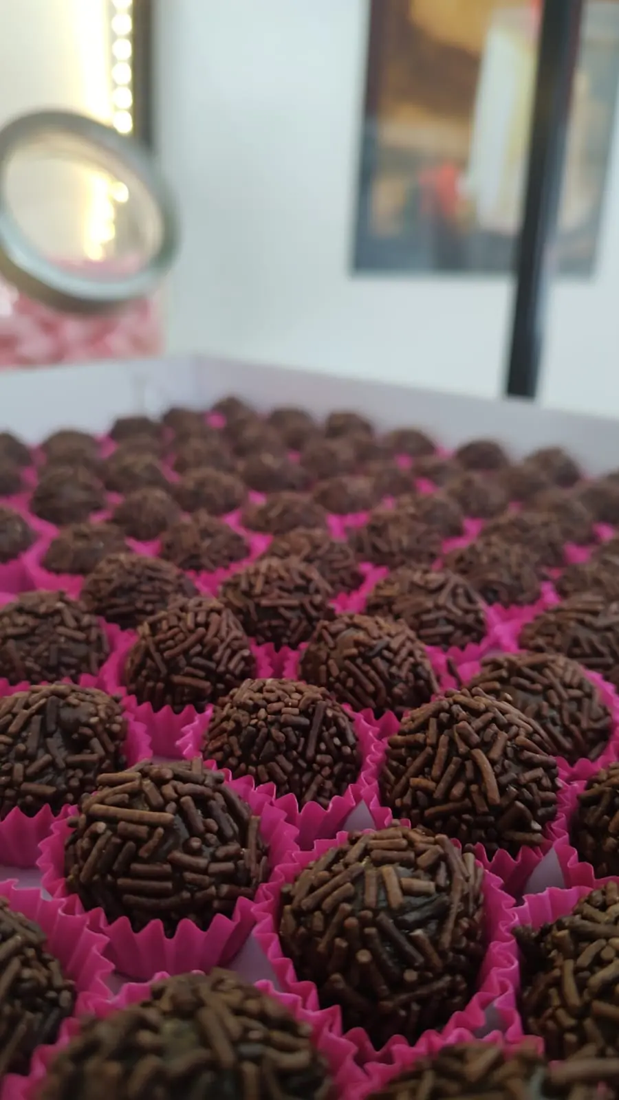 Bandeja de brigadeiros em forminhas