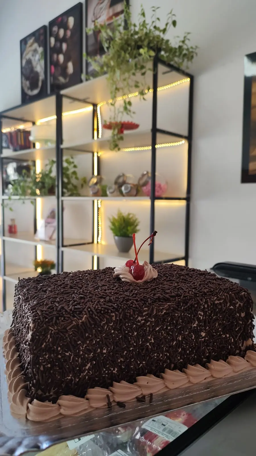 Bolo coberto com granulado e cereja