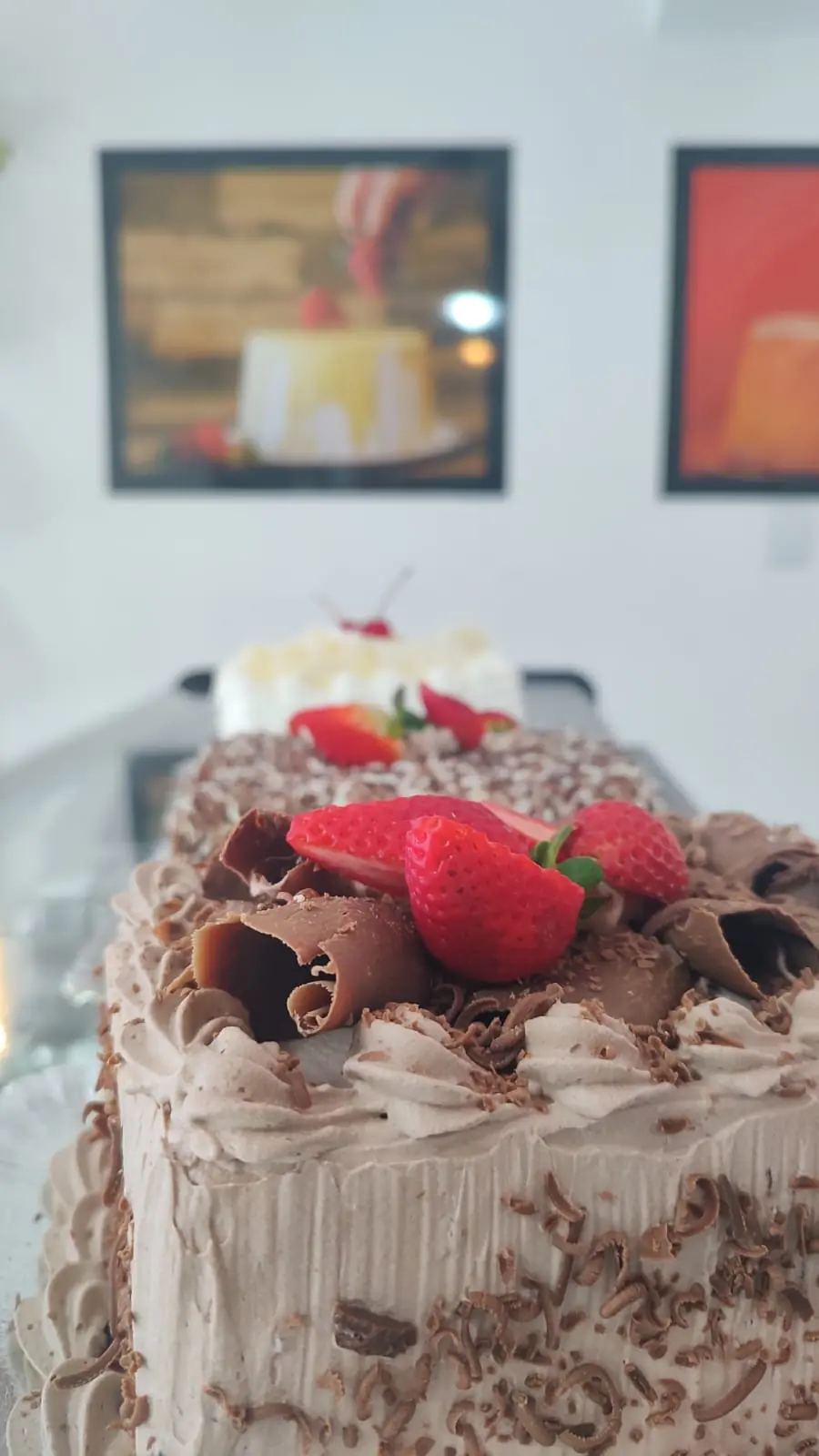 Bolo de chantilly de chocolate com morangos