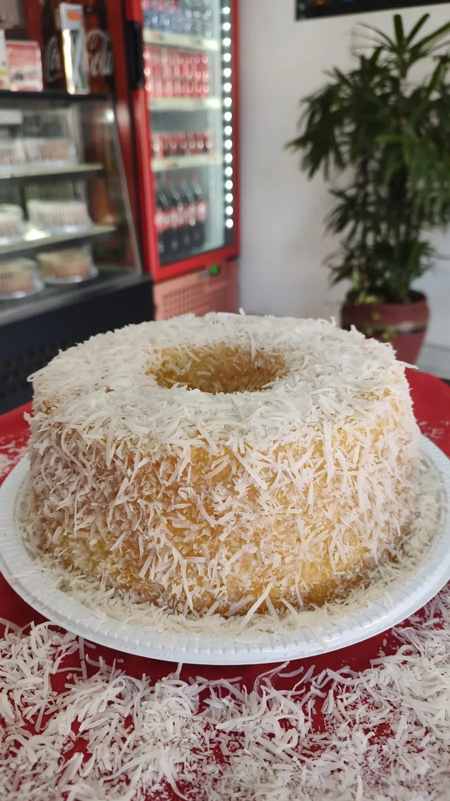 Bolo caseiro coberto com coco ralado