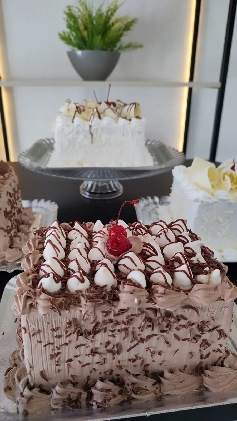 Bolo de chocolate decorado com suspiros