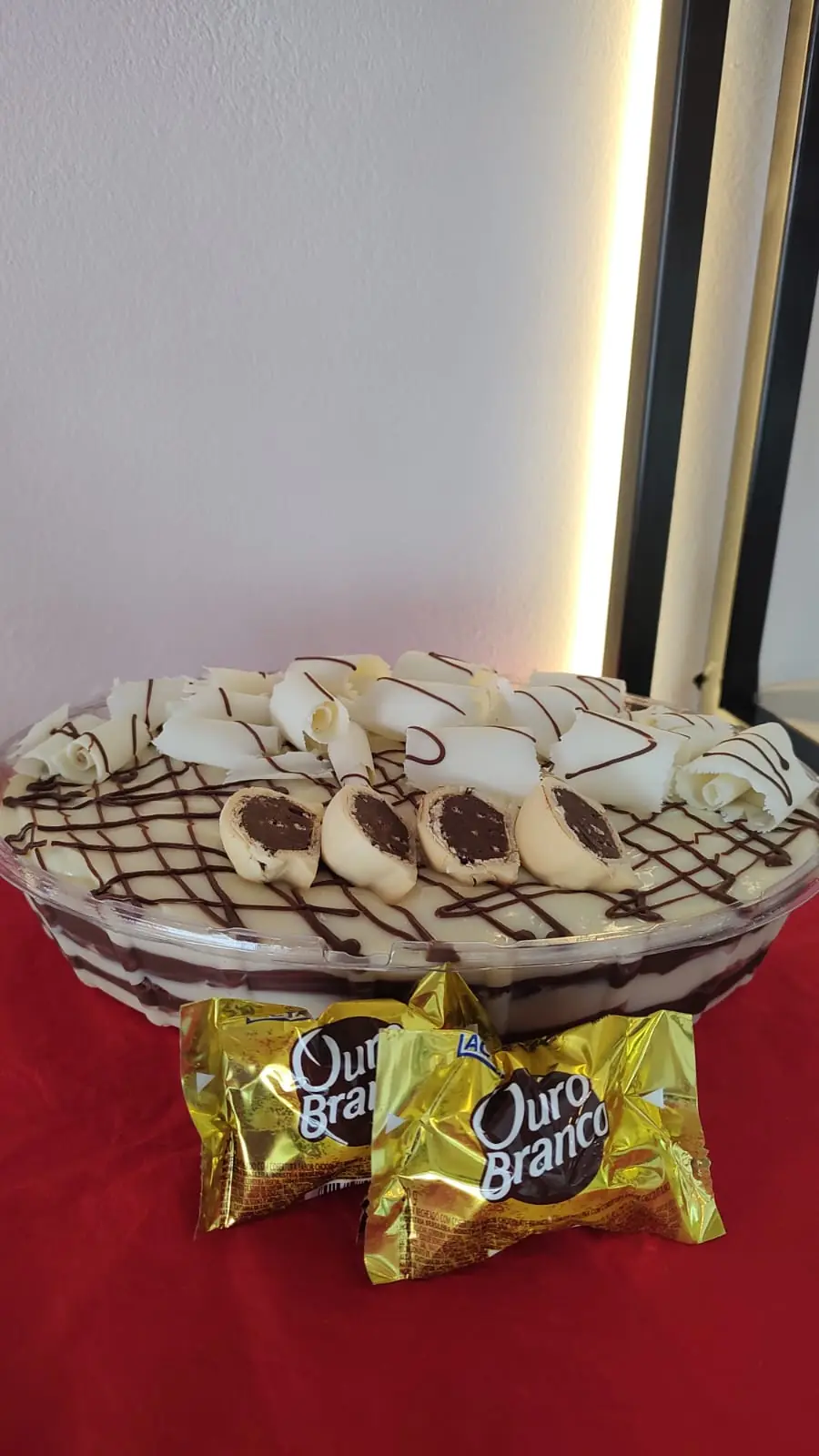 Sobremesa bombom branco na travessa