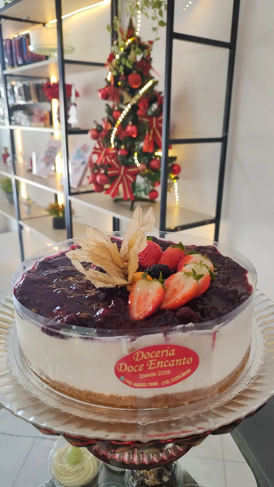 Cheesecake de frutas vermelhas com o selo da Doceria Doce Encanto