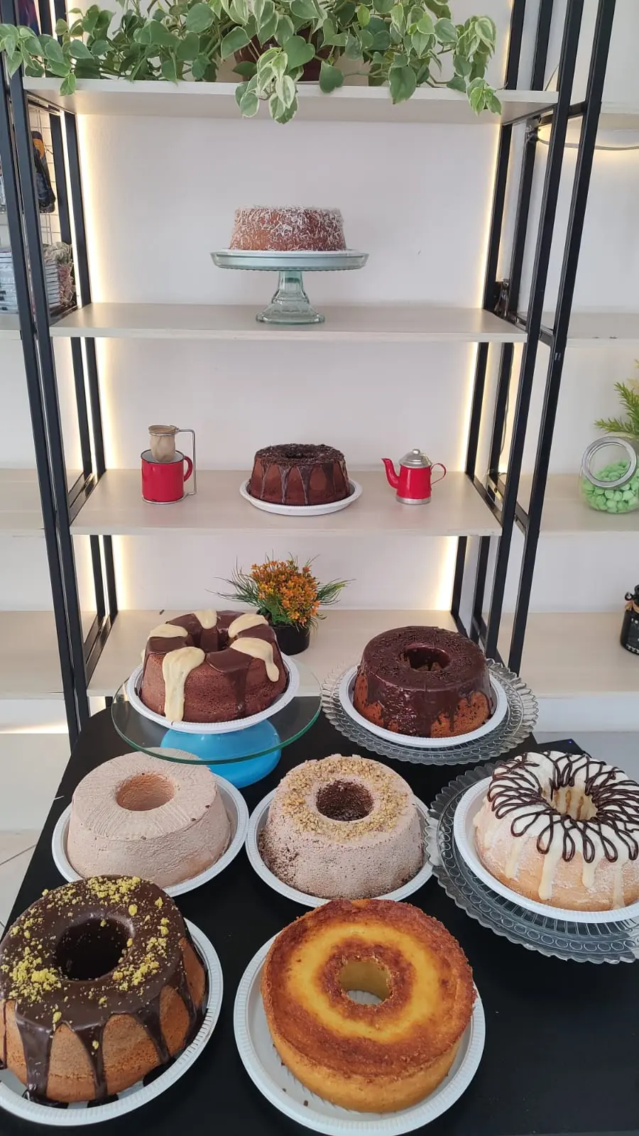 Vitrine da Doceria Doce Encanto com bolos caseiros nas prateleiras