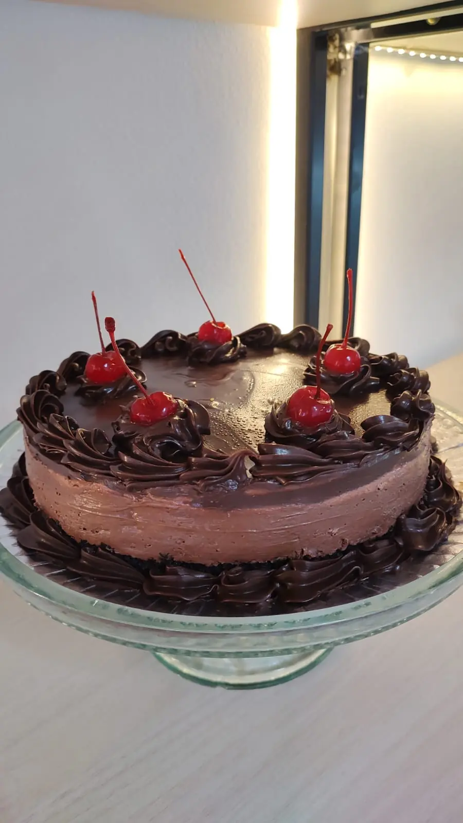 Torta de chocolate com cerejas